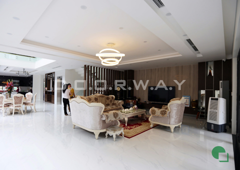 Thi công nội thất phòng khách tân cổ điển nhà anh Đức ở VP by doorway góc 01