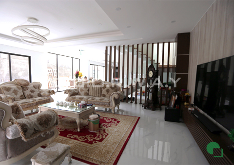 Thi công nội thất phòng khách tân cổ điển nhà anh Đức ở VP by doorway góc 02